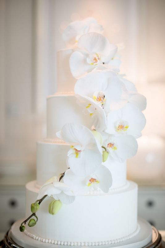 In questa foto una torta nuziale decorata con orchidee vere