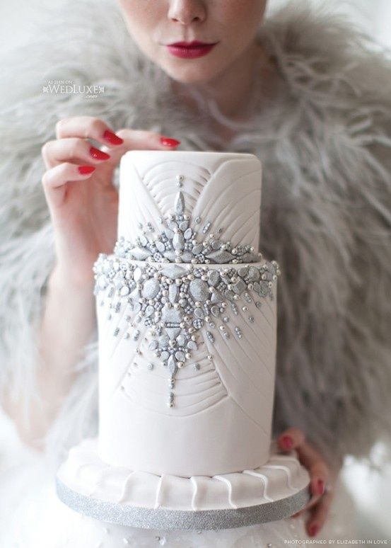 In questa foto una torta di matrimonio in inverno, decorata con gemme color ghiaccio