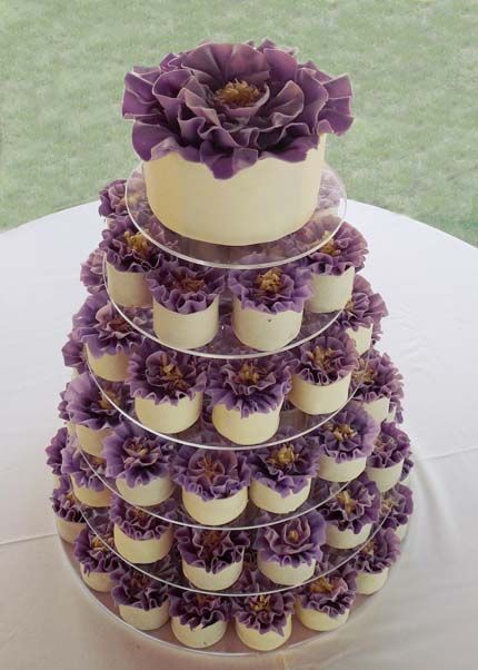 In questa foto una torta per matrimonio a monoporzioni 