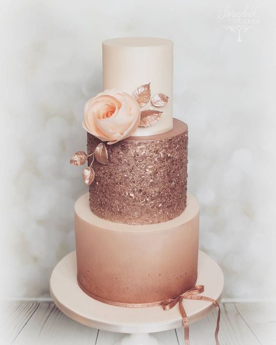 In questa foto una torta a 3 piani in diverse sfumature e consistenze del Gold Rose, cioè il rosa oro