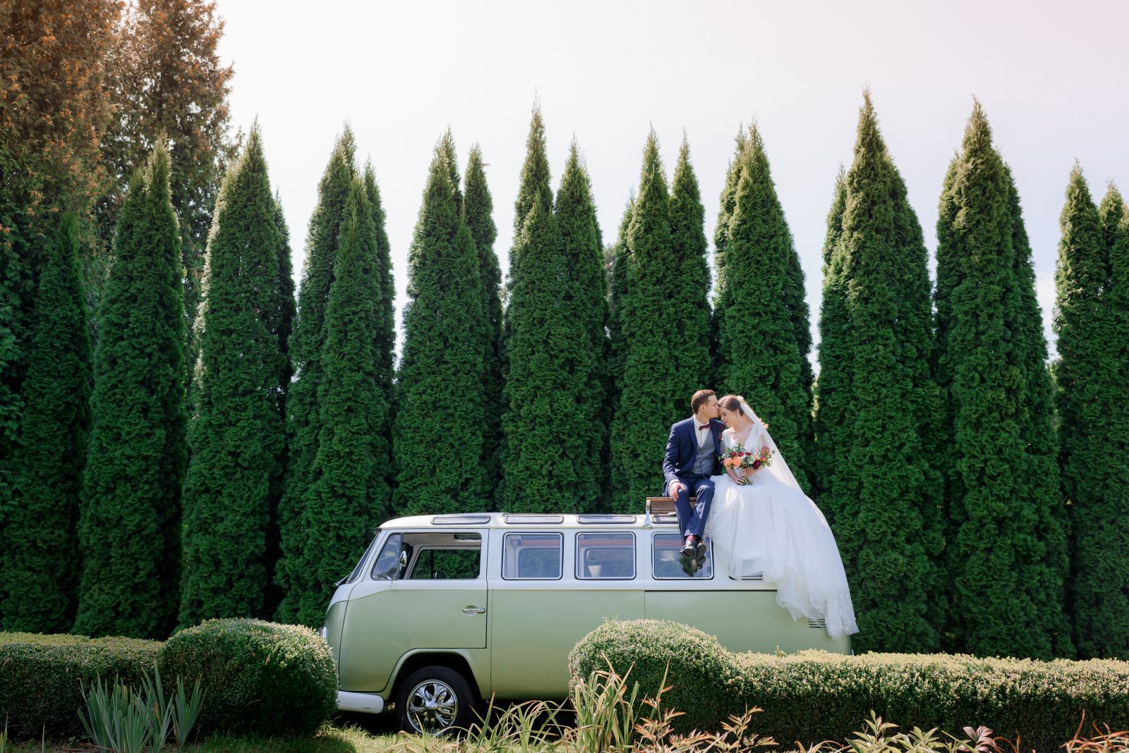 In questa foto una coppia di sposi seduta su un pullmino della WalksVagen scelto come auto da cerimonia per il loro matrimonio