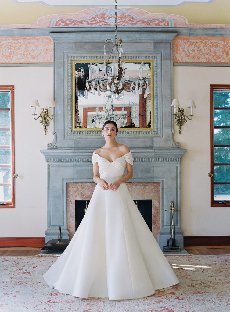 In questa foto una modella indossa un abito da sposa Anna Berge 2022, presentato alla New York Bridal Fashion Week 2021