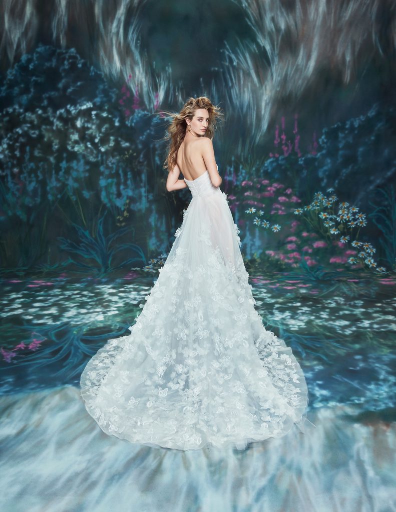 In questa foto una modella indossa un abito da sposa Ines Di Santo 2022, presentato alla New York Bridal Fashion Week 2021