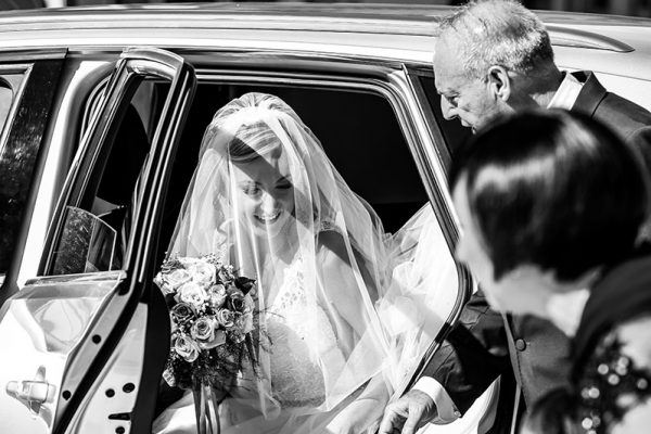 La sposa esce dall'auto all'arrivo in chiesa