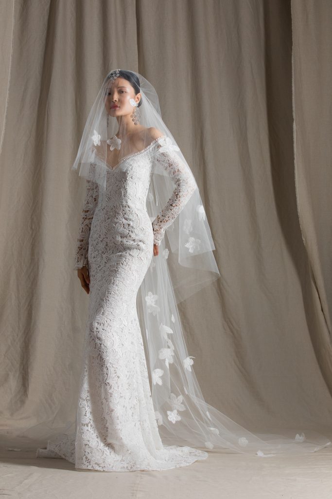 In questa foto una modella indossa un abito da sposa Naeem Khan 2022, presentato alla New York Bridal Fashion Week 2021