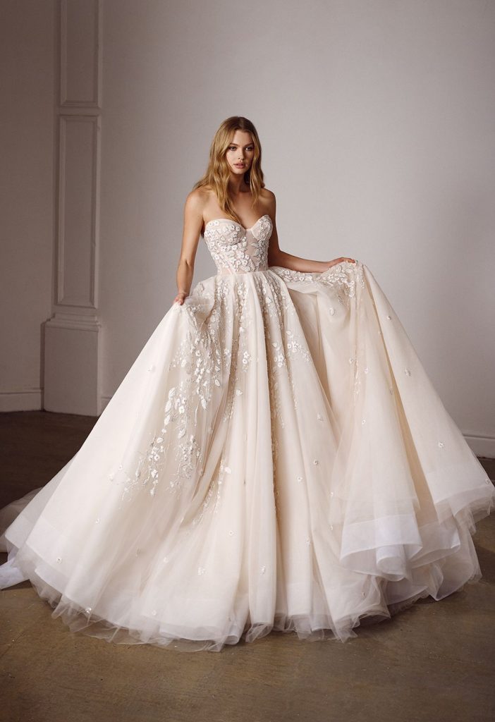 In questa foto una modella indossa un abito da sposa Galia Lahav 2022, presentato alla New York Bridal Fashion Week 2021