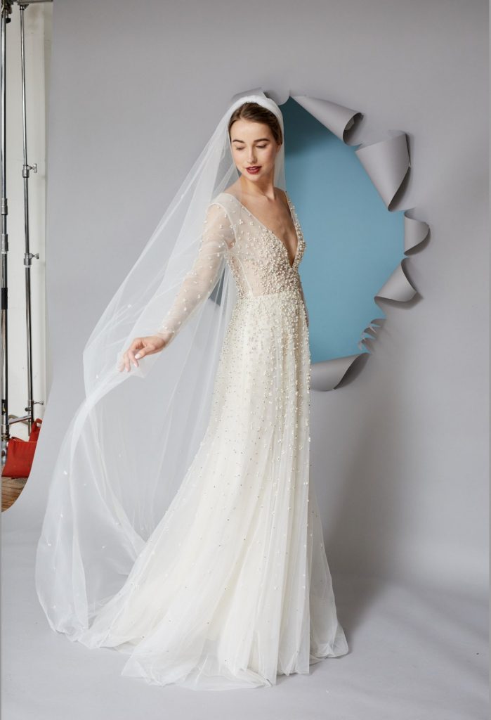 In questa foto una modella indossa un abito da sposa Gracy Accad 2022, presentato alla New York Bridal Fashion Week 2021
