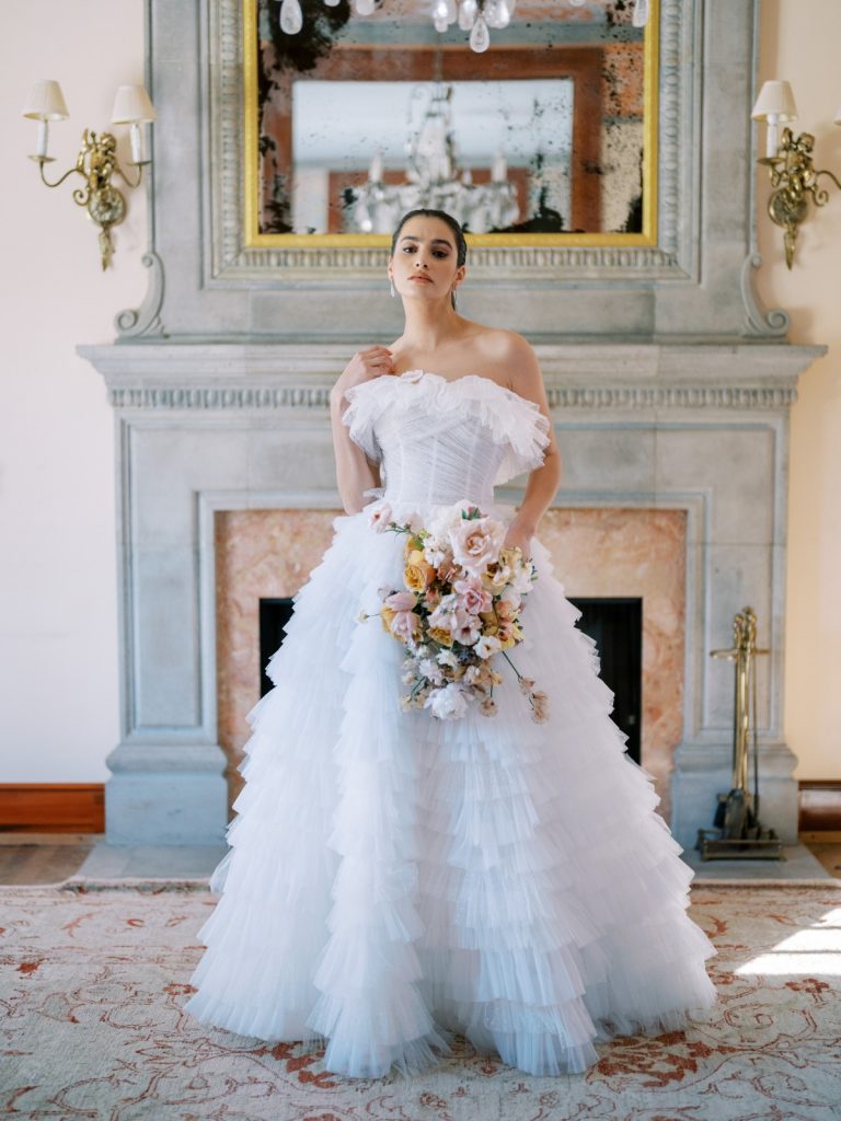 In questa foto una modella indossa un abito da sposa Anna Berge 2022, presentato alla New York Bridal Fashion Week 2021