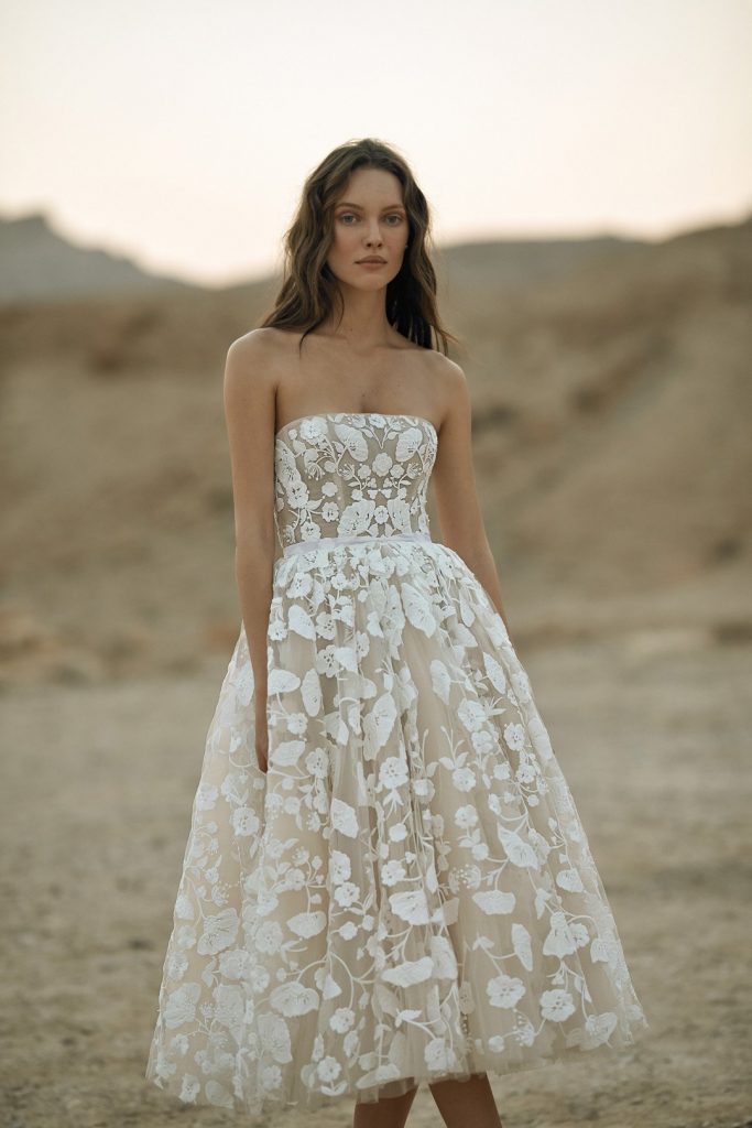 In questa foto una modella indossa un abito da sposa Eisen-Stein 2022, presentato alla New York Bridal Fashion Week 2021