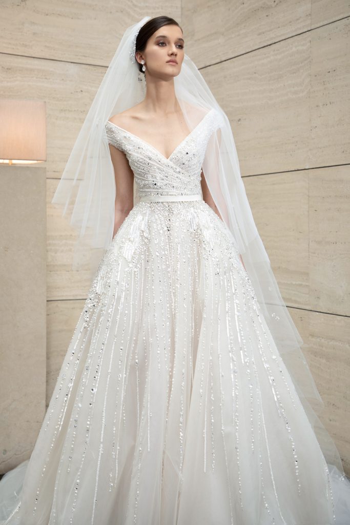 In questa foto una modella indossa un abito da sposa Elie Saab 2022 presentato alla New York Bridal Fashion Week 2021