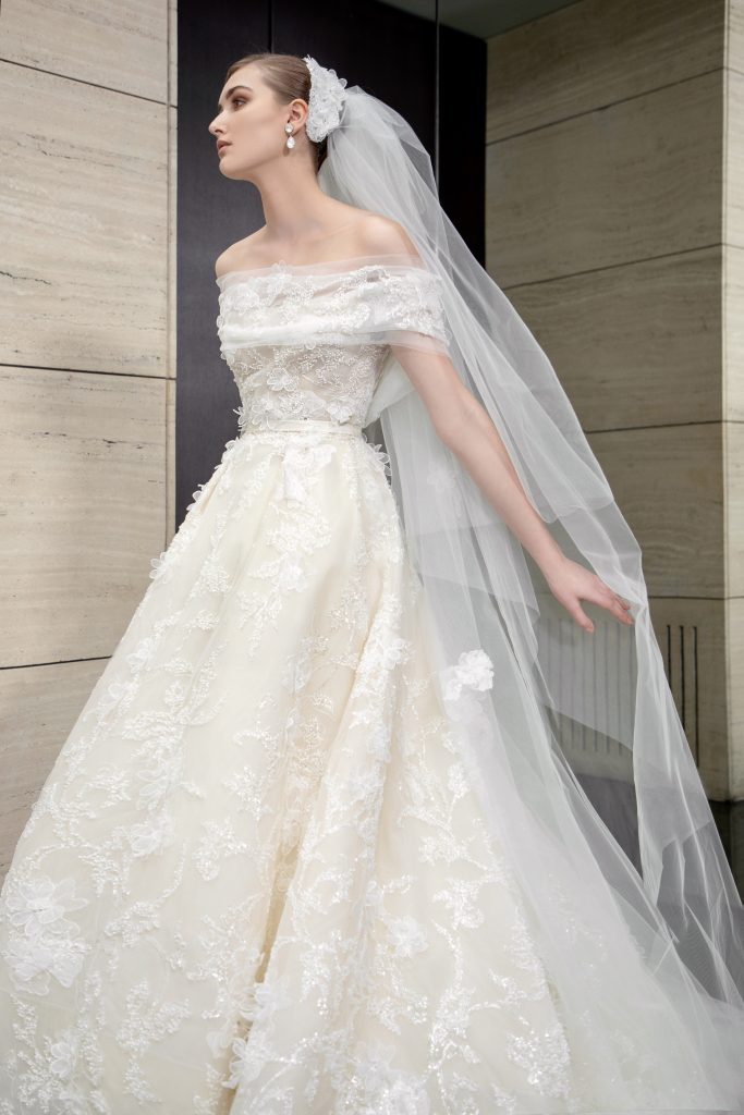 In questa foto una modella indossa un abito da sposa Elie Saab 2022, presentato alla New York Bridal Fashion Week 2021
