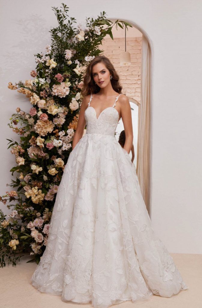 In questa foto una modella indossa un abito da sposa Enaura Bridal 2022, presentato alla New York Bridal Fashion Week 2021