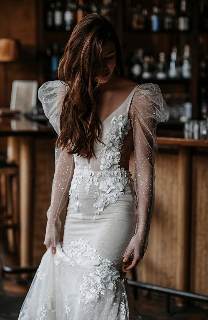 In questa foto una modella indossa un abito da sposa Galia Lahav 2022, presentato alla New York Bridal Fashion Week 2021
