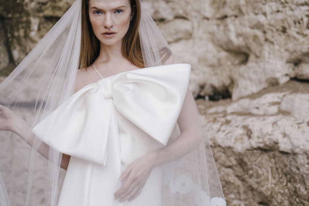 In questa foto una modella indossa un abito da sposa Halfpenny London 2022 presentato alla New York Bridal Fashion 2021