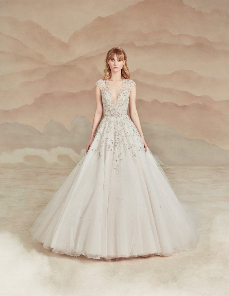 In questa foto una modella indossa un abito da sposa Ines Di Santo 2022, presentato alla New York Bridal Fashion Week 2021