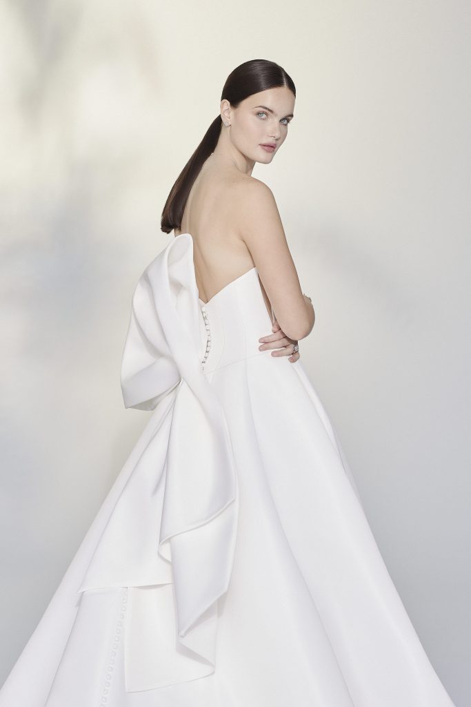 In questa foto una modella indossa un abito da sposa Justin Alexander 2022, presentato alla New York Bridal Fashion Week 2021