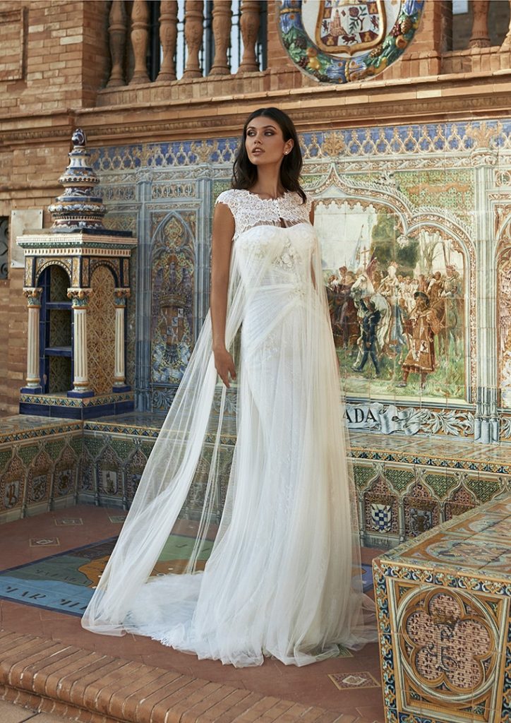 In questa foto una modella indossa un abito da sposa della neonata collezione Marchesa for Pronovias 2022 presentato alla New York Bridal Fashion Week 2021 