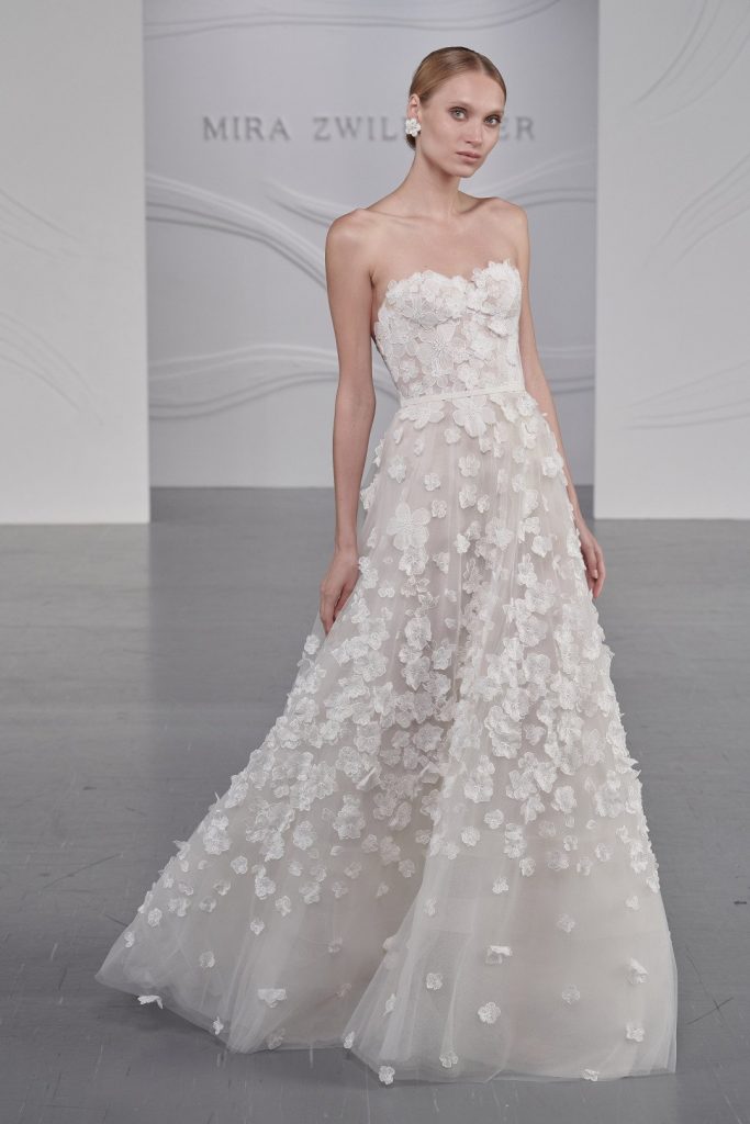 In questa foto una modella indossa un abito da sposa Mira Zwillinger 2022, presentato alla New York Bridal Fashion Week 2021