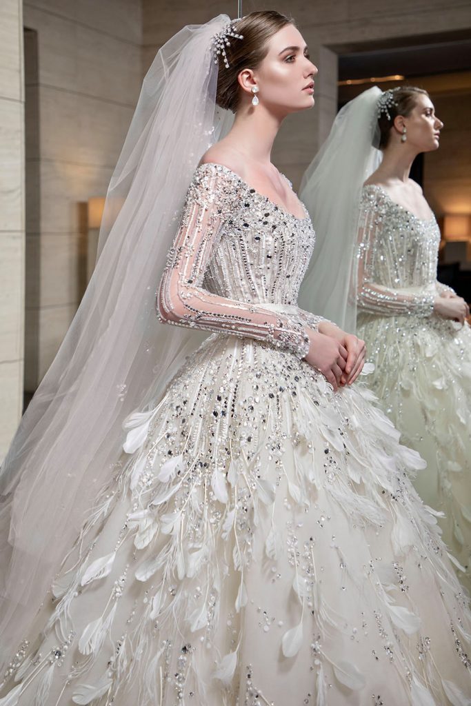 In questa foto una modella indossa un abito da sposa Elie Saab 2022, presentato alla New York Bridal Fashion Week 2021