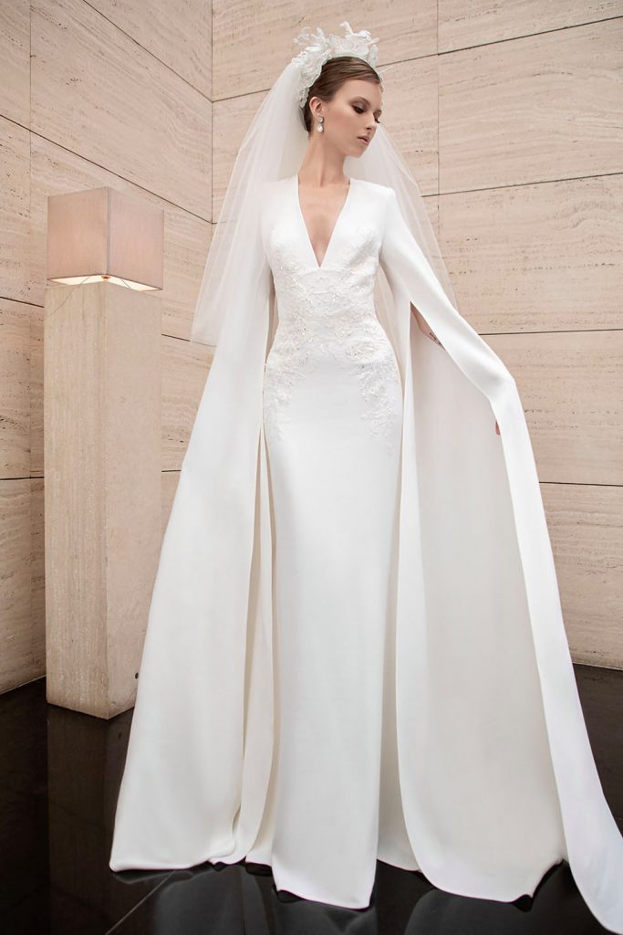 In questa foto una modella indossa un abito da sposa Elie Saab 2022, presentato alla New York Bridal Fashion Week 2021