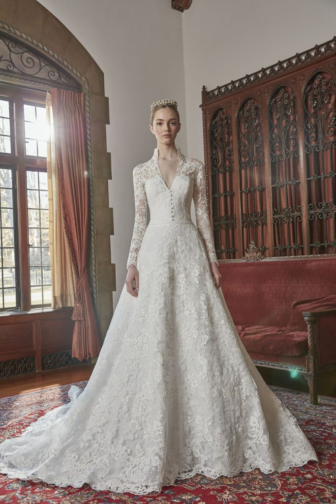 In questa foto una modella indossa un abito da sposa Sareh Nouri 2022, presentato alla New York Bridal Fashion Week 2021