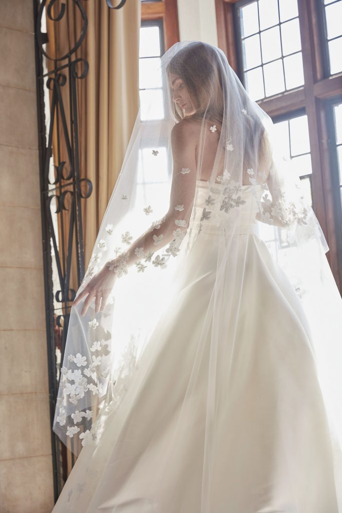 In questa foto una modella indossa un abito da sposa Sareh Nouri 2022, presentato alla New York Bridal Fashion Week 2021