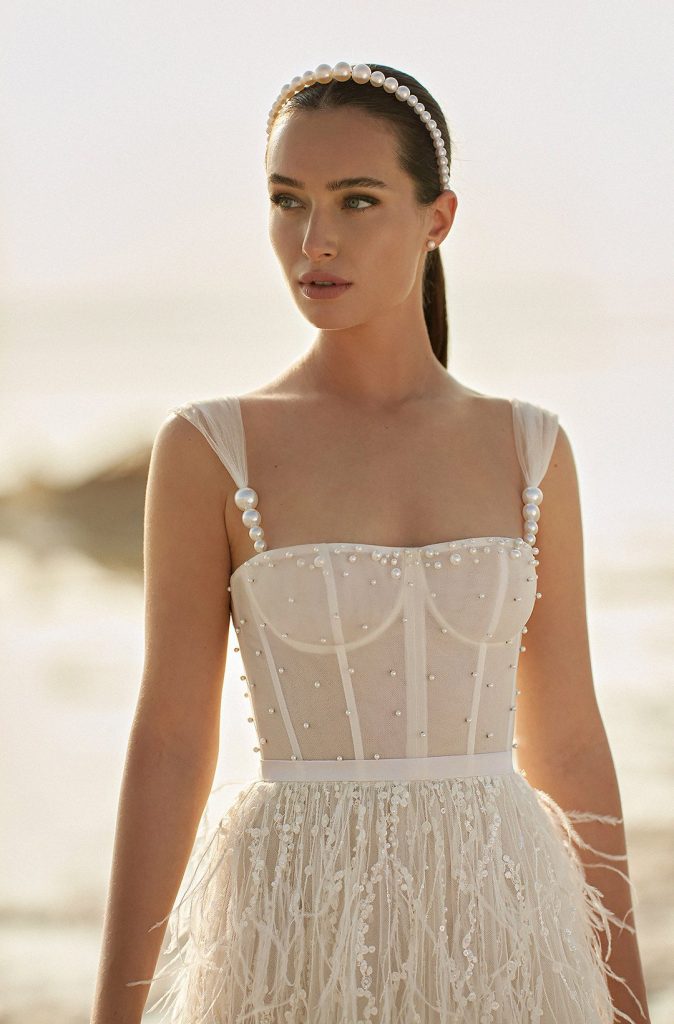 In questa foto una modella indossa un abito da sposa Eisen-Stein 2022, presentato alla New York Bridal Fashion Week 2021