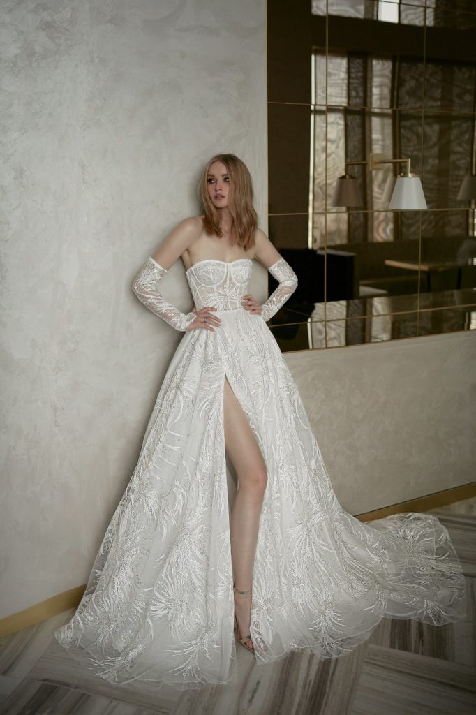 In questa foto una modella indossa un abito da sposa Neta Dover 2022, presentato alla New York Bridal Fashion Week 2021