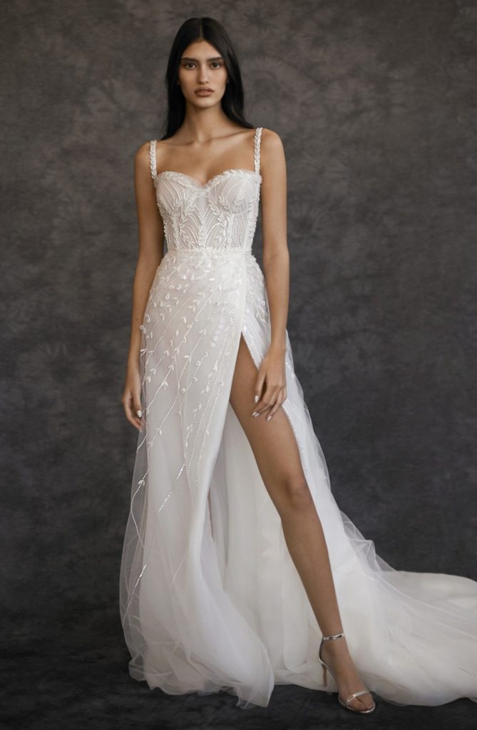 In questa foto una modella indossa un abito da sposa Dana Harel 2022, presentato alla New York Bridal Fashion Week 2021