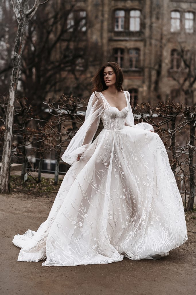 In questa foto una modella indossa un abito da sposa Galia Lahav 2022