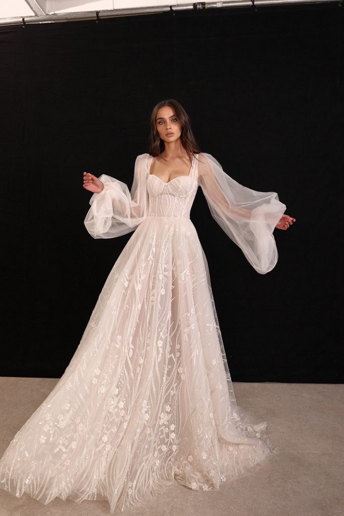 In questa foto una modella indossa un abito da sposa Galia Lahav 2022