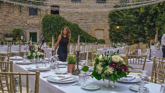In questa foto la wedding planner Romina Davì, che cura gli allestimenti del matrimonio di Martina e Salvo