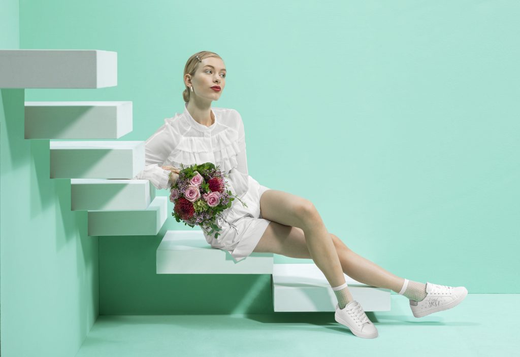 In foto un modello di sneakers da sposa Deichmann