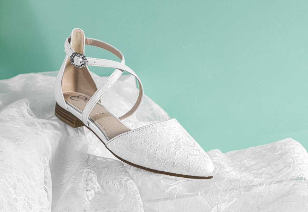 In foto un modello flat di scarpe da sposa Deichmann