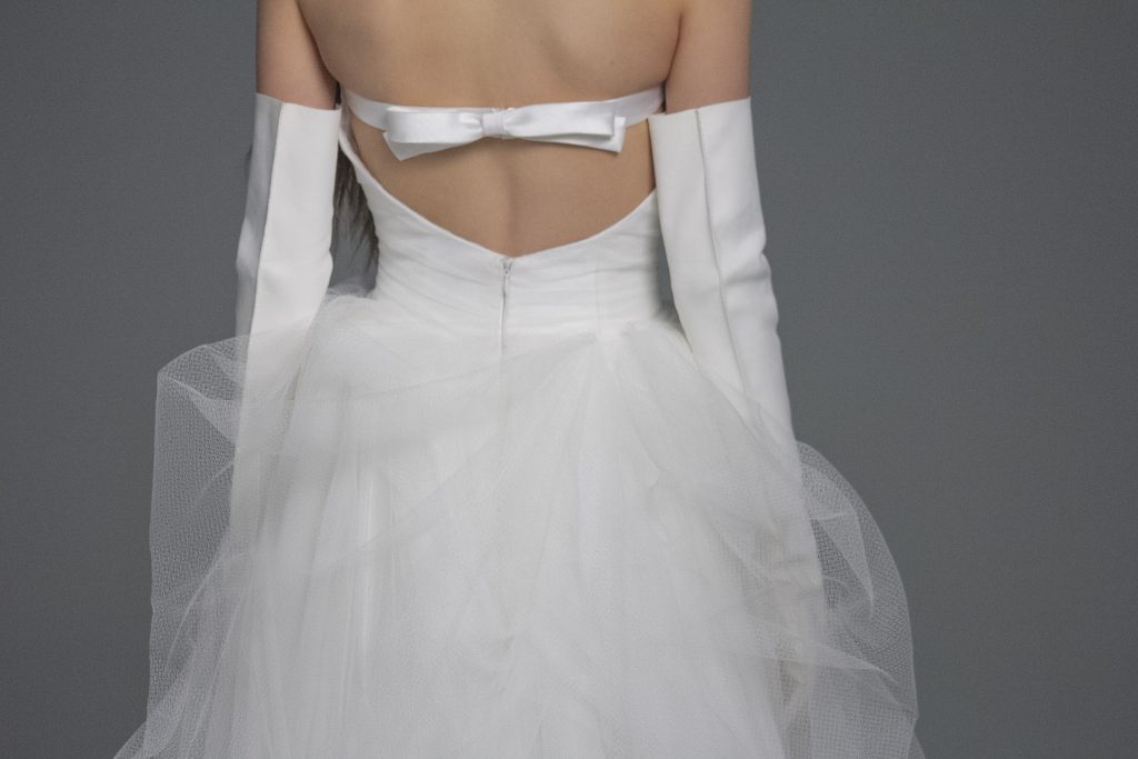 In questa foto il dietro di un abito da sposa Vera Wang mentre è indossato da una modella