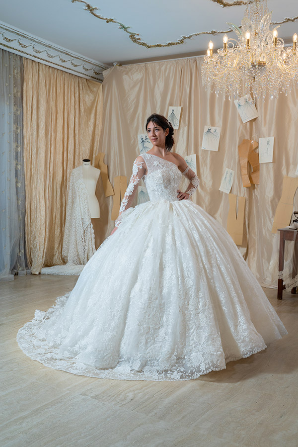 Un modello regalo della collezione di abiti da sposa Amelia Casablanca 2022