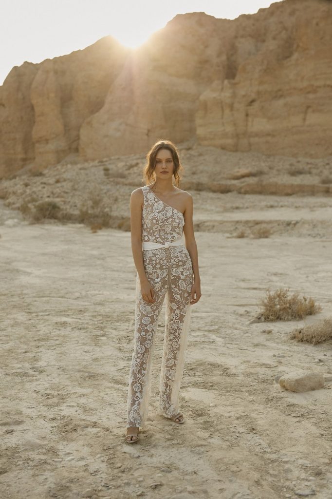 In questa foto una modella indossa un abito da sposa con pantaloni Eisen Stein 2022, presentato alla New York Bridal Fashion Week 2021