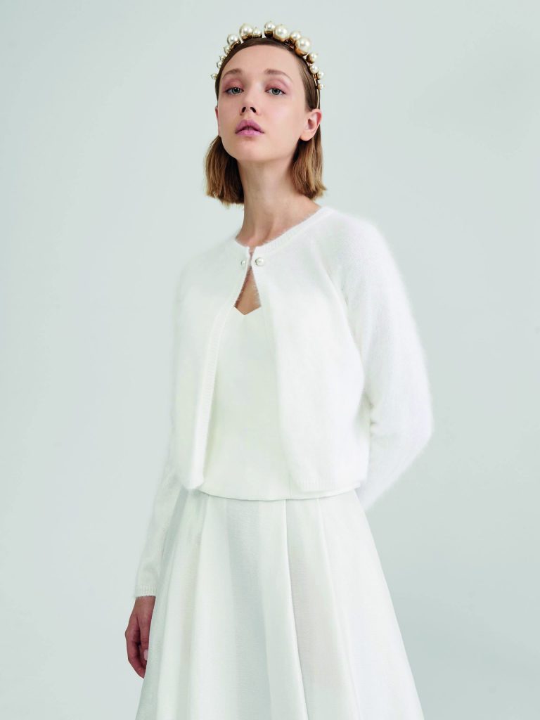 In questa foto un cardigan in lana che fa parte della collezione Max Mara Bridal 2021