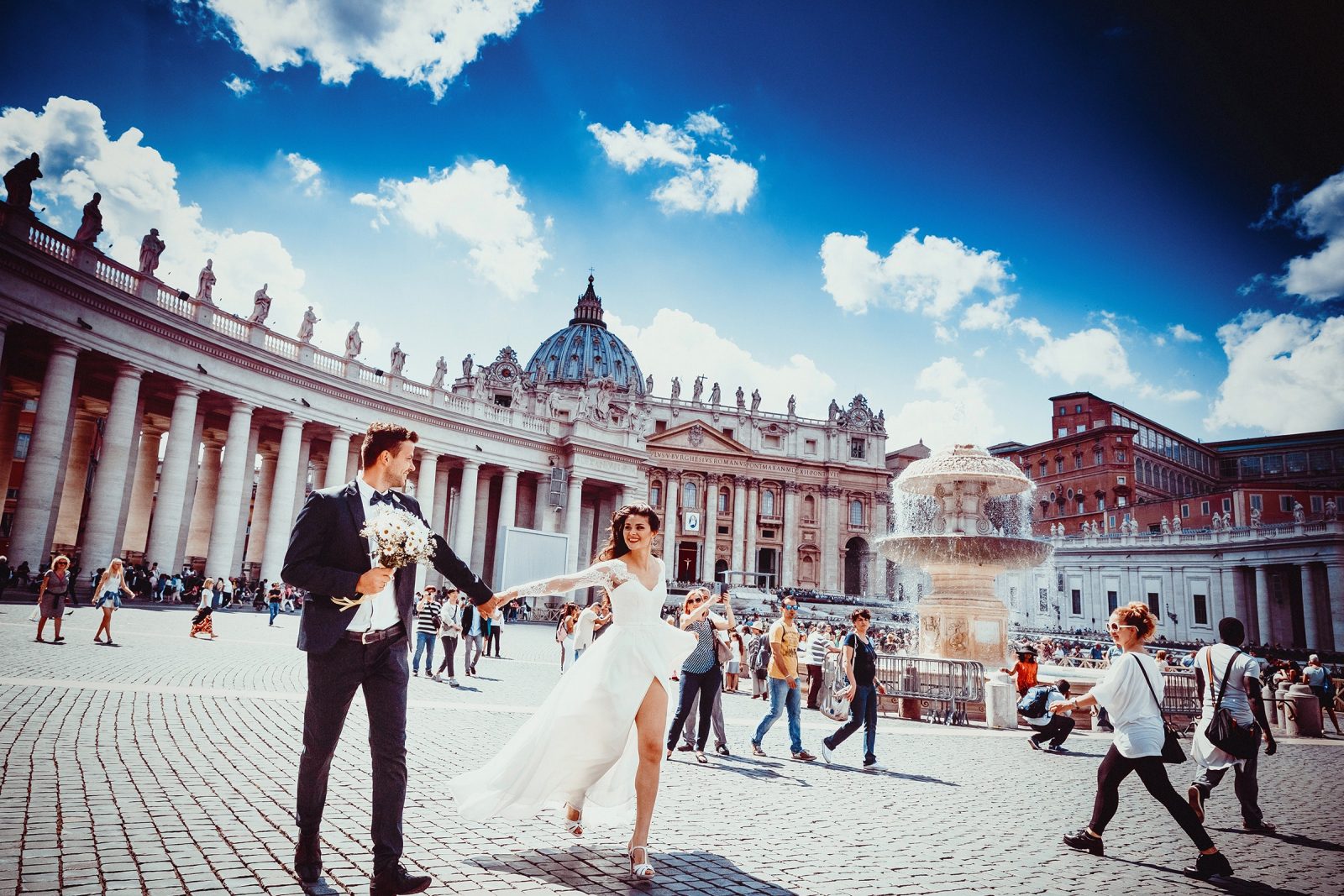 In questa foto due sposi alla Città del Vaticano, a Roma