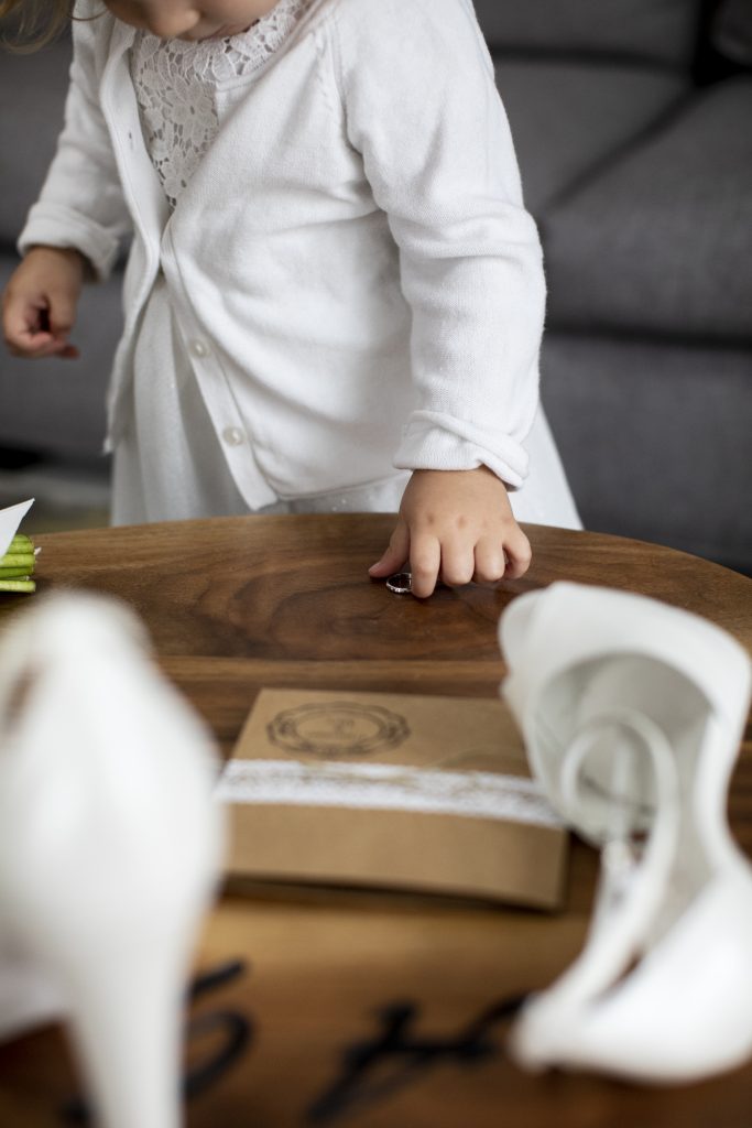 In questa foto di Alberto Ghiddi una bambina prende in mano la fede  