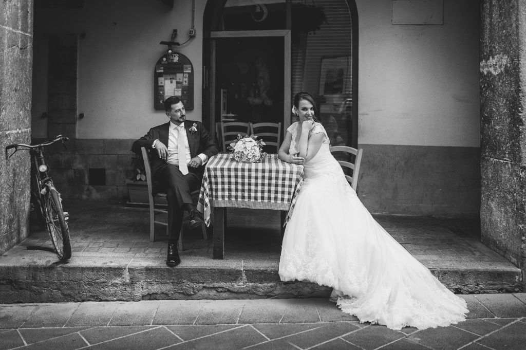 In questa foto di Alfonso Longobardi gli sposi sorridono felici 