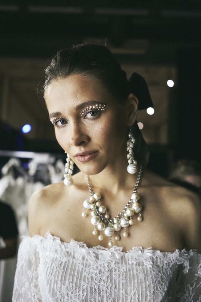 in questa foto una modella indossa un abito della nuova collezione di Elisabetta Polignano