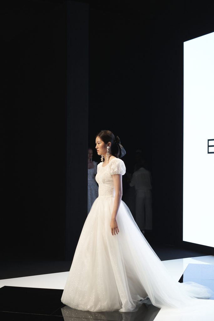 In questa foto una modella sfila con uno degli abiti da sposa Elisabetta Polignano 2022