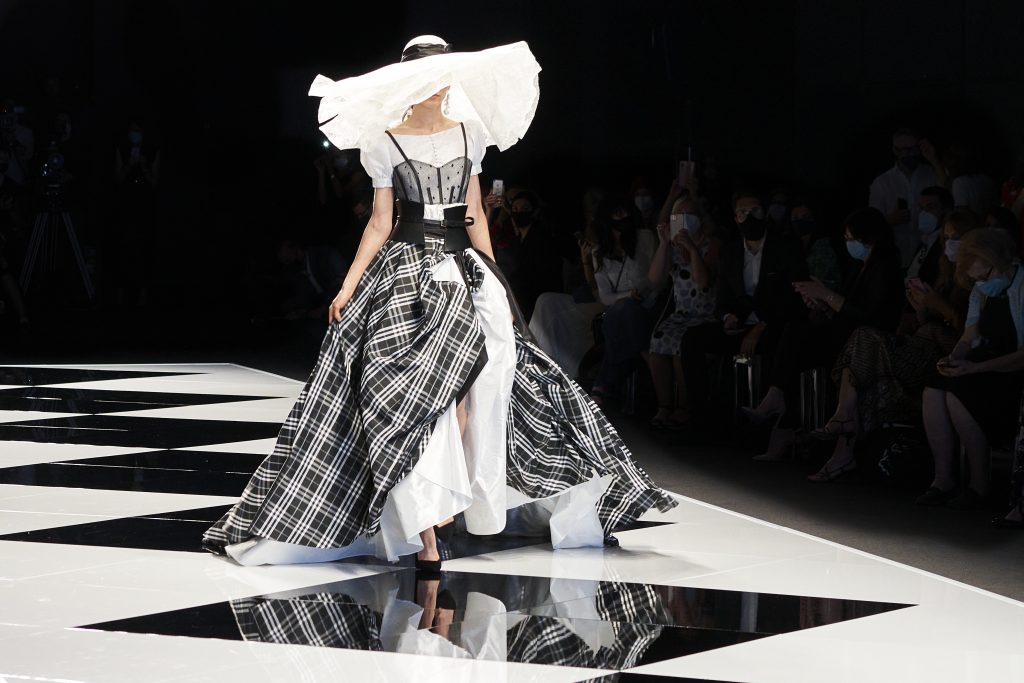 In questa immagine un abito da sposa fantasia tartan, nei colori del bianco e del nero, della collezione Elisabetta Polignano 2022