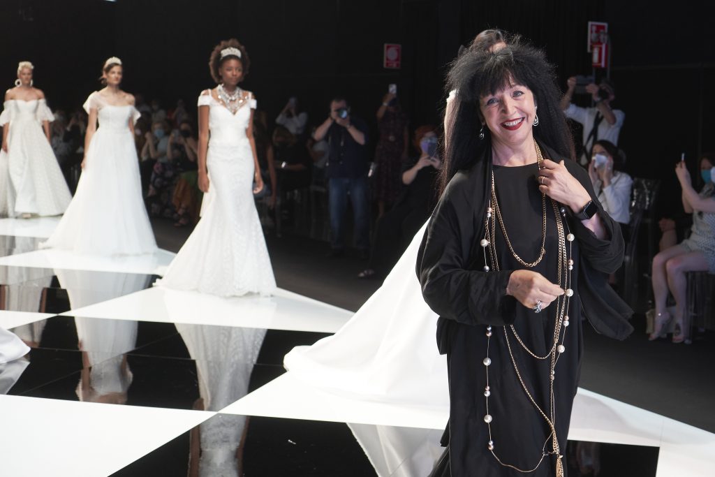 In questa foto la stilista Elisabetta Polignano sulla passerella della Milano Bridal Week, dove ha sfilato con Metamorfosi, la sua nuova linea di abiti da sposa 2022