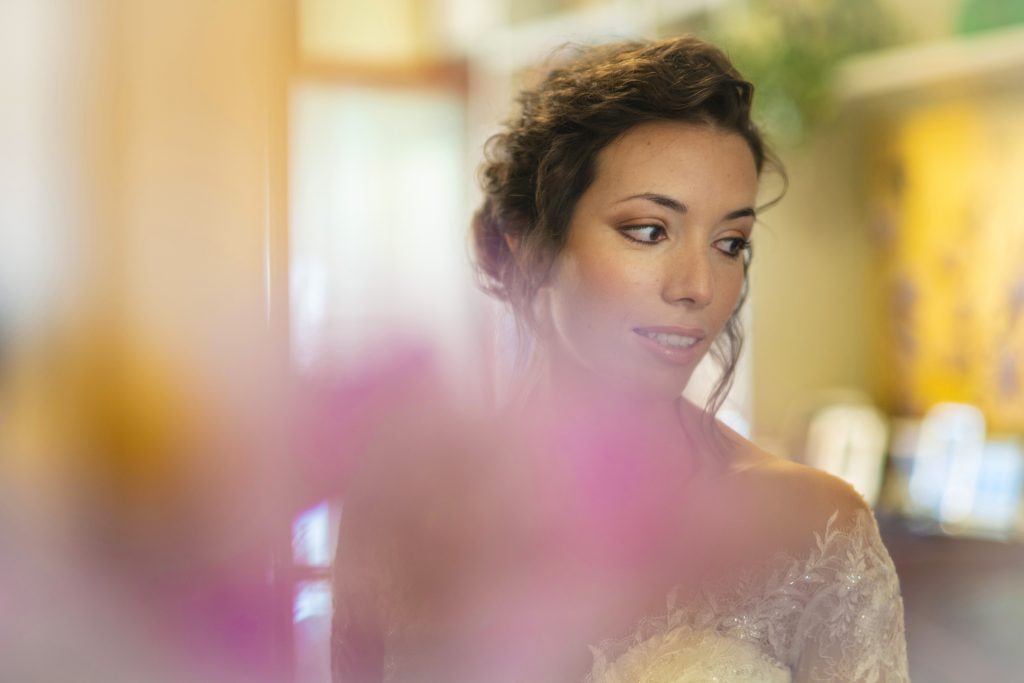 In questa foto dello studio Foto Aiello la sposa è visibilmente emozionata  