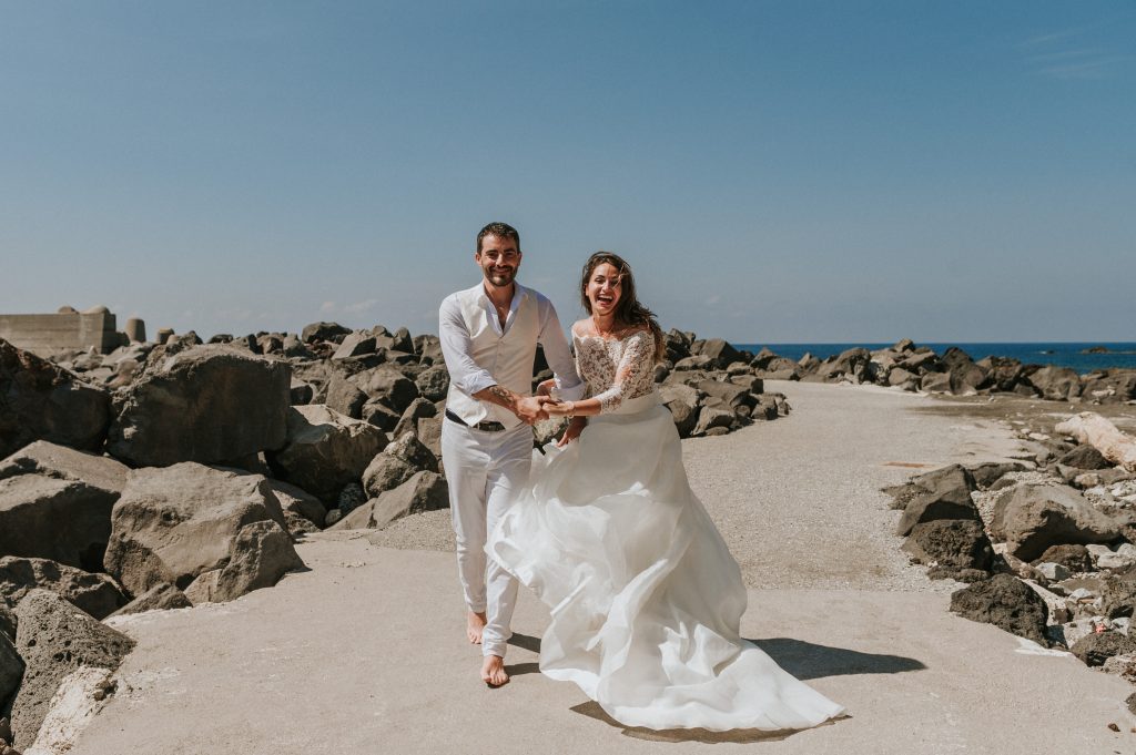 In questa foto di Gianmarco Vetrano una coppia corre sulla spiaggia felicemente