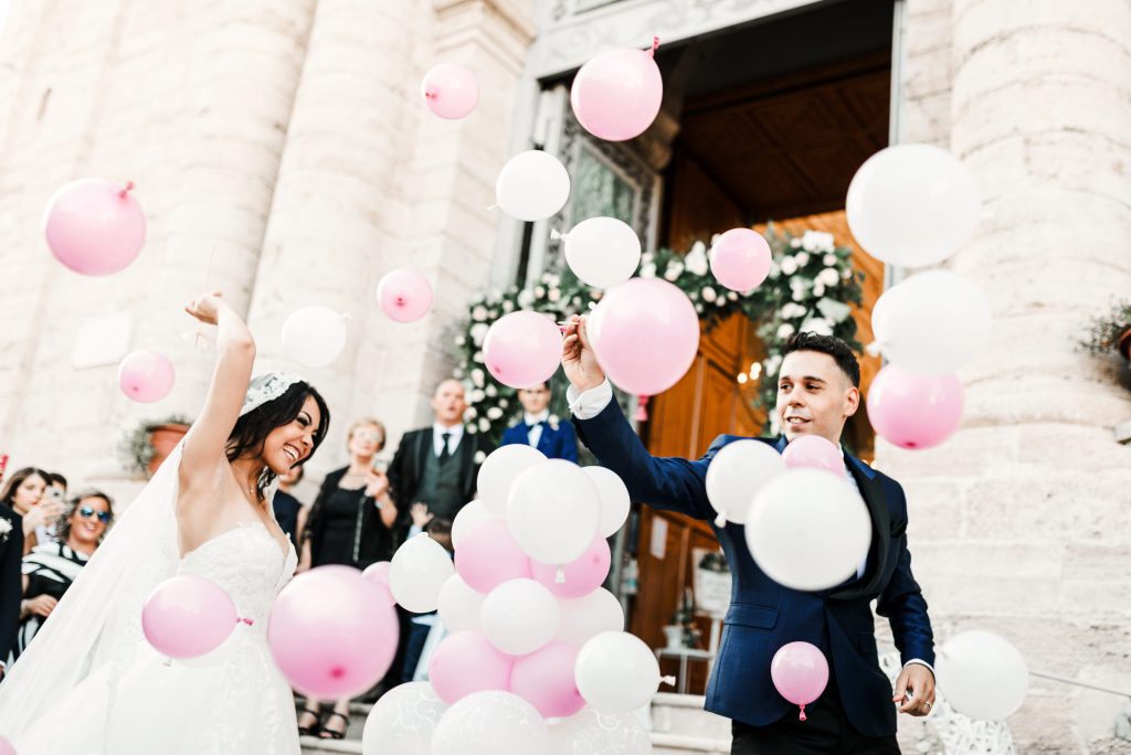 In questa foto di Giuseppe Santanastasio gli sposi, all'uscita dalla chiesa, sono circondati da palloncini