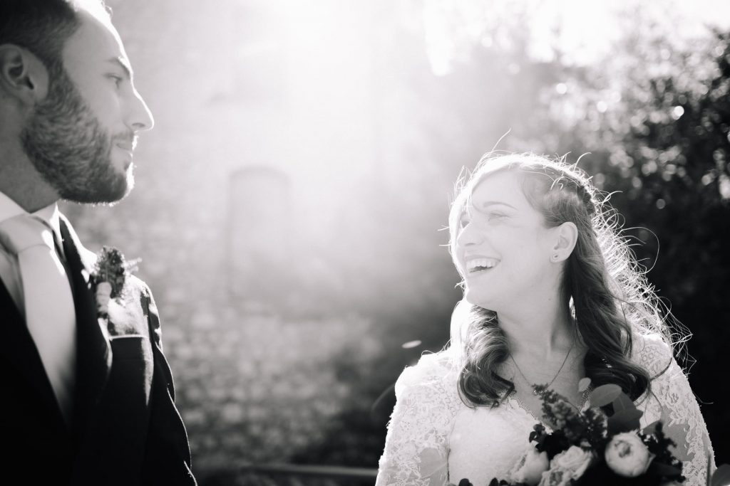 In questa foto di Graziano Leonelli photography gli sposi ridono felicemente