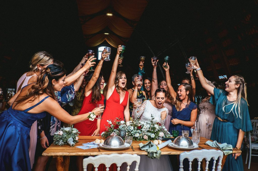 In questa foto di Latitudine 41 fotografi la sposa brinda insieme alle amiche 